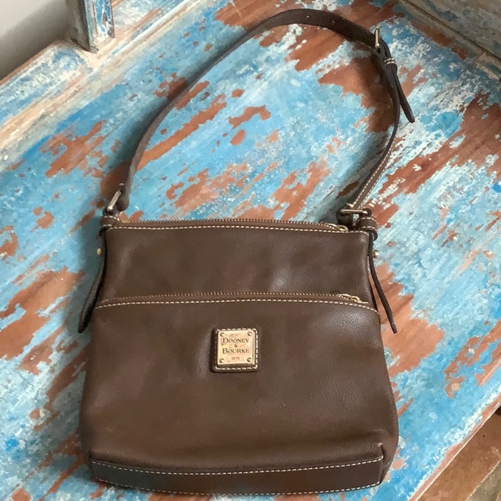 😍Dooney & Bourke Crossbody Pebble Leather Letter Carrier😍 - Picture 2 of 11